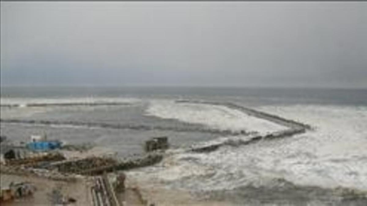 Playa de la central de Fukushima, durante el tsunami del 2011.