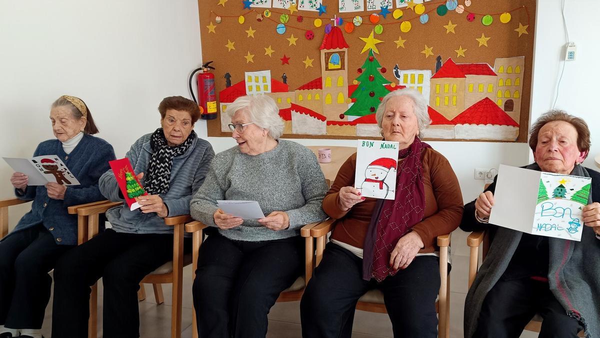 Algunas usuarias con las postales recibidas.