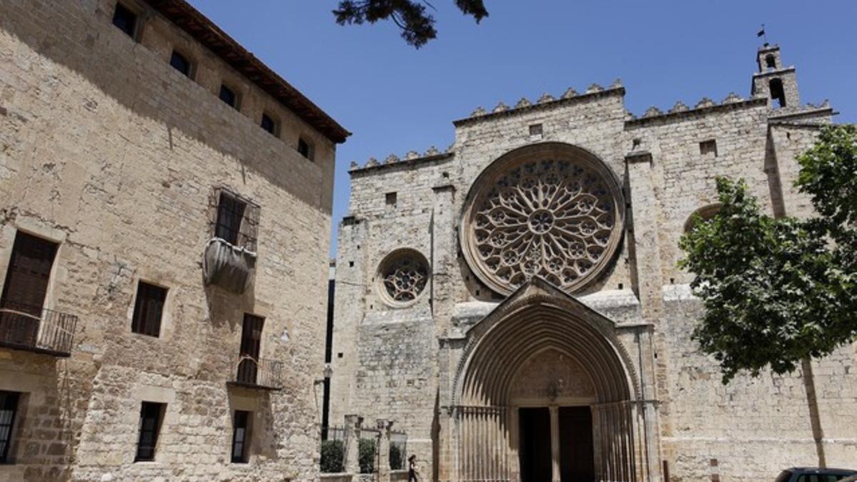 Fachada principal del monasterio de Sant Cugat del Vallès.