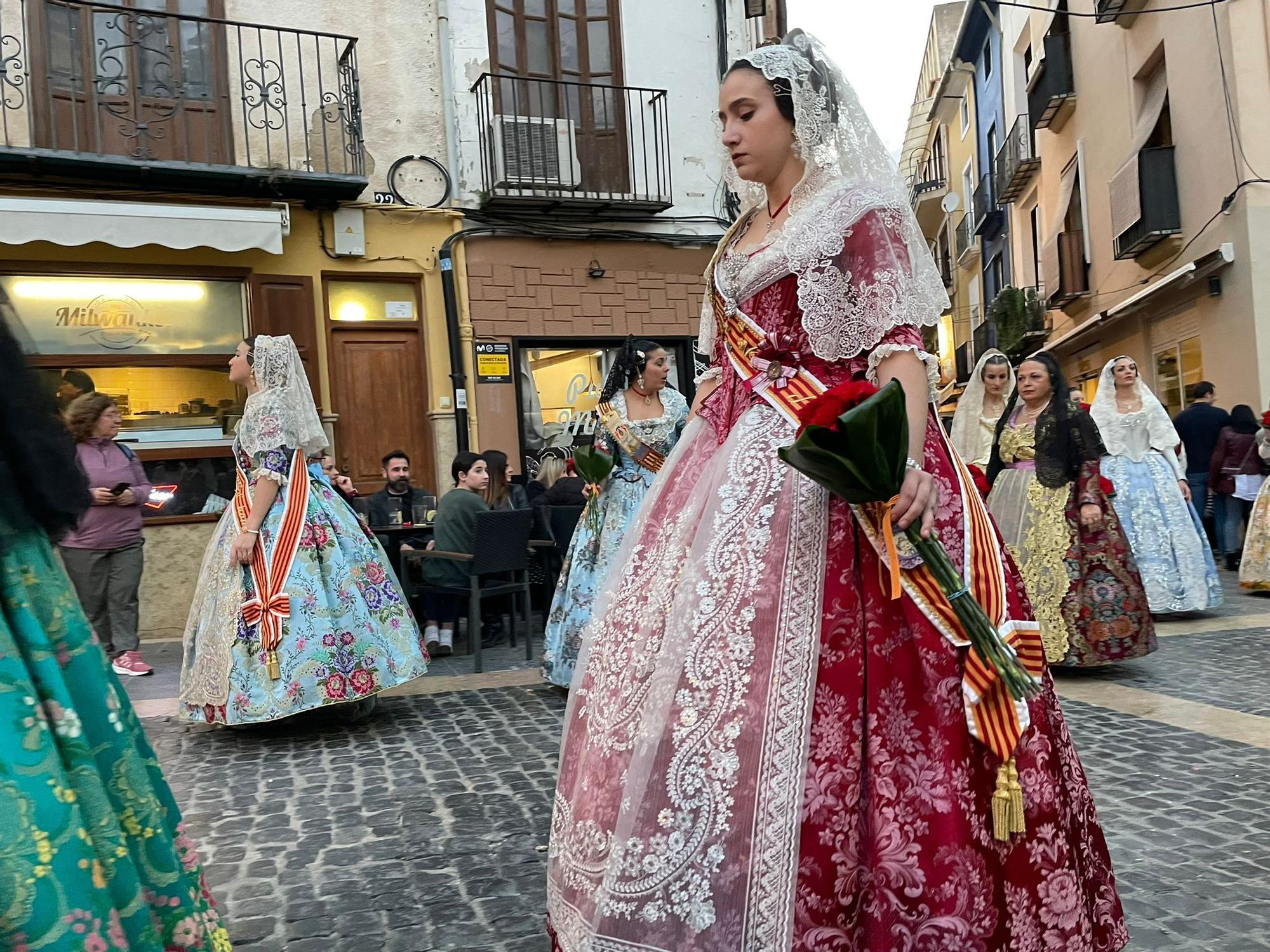 Más de 2.000 falleros y falleras participan en la Ofrenda de Xàtiva a la Mare de Déu de la Seu