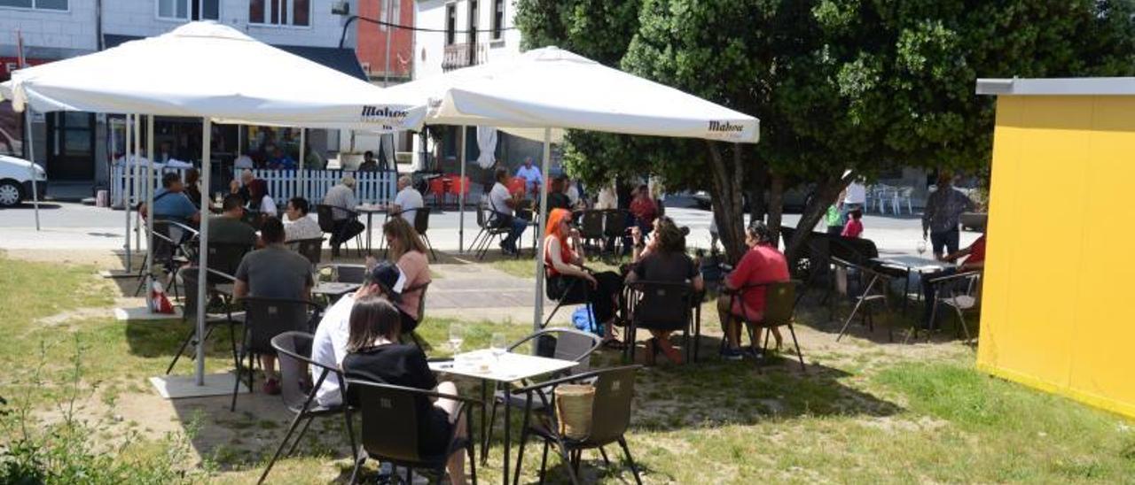 Una terraza en barrio de Banda do Río, en el centro de Bueu. |   // GONZALO NÚÑEZ