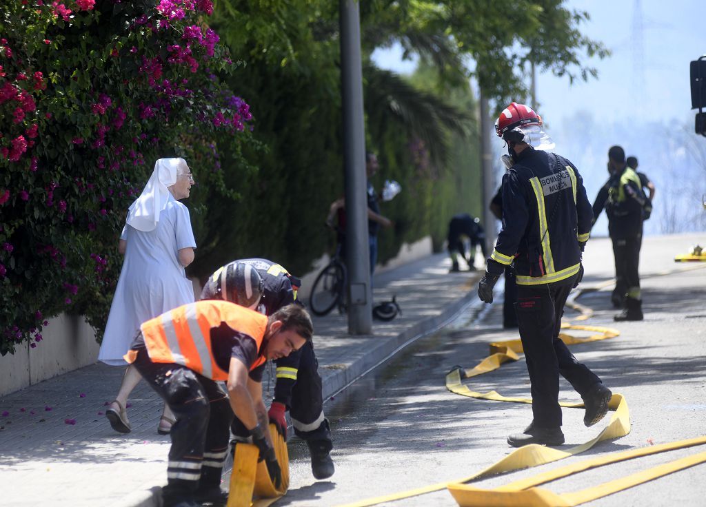 Las imágenes del incendio que ha obligado a desalojar un convento en Guadalupe