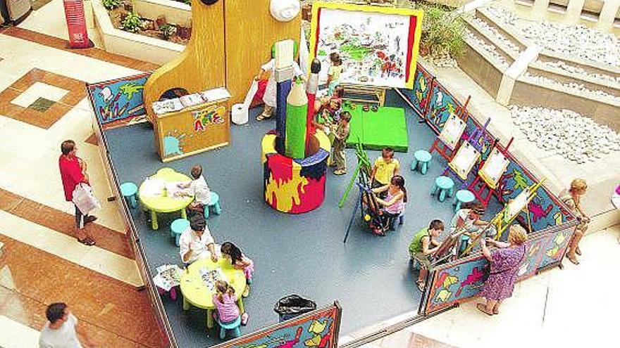Recinto del «Rincón del arte», en el centro comercial Los Prados, en el que los niños participan en el taller de pintura.