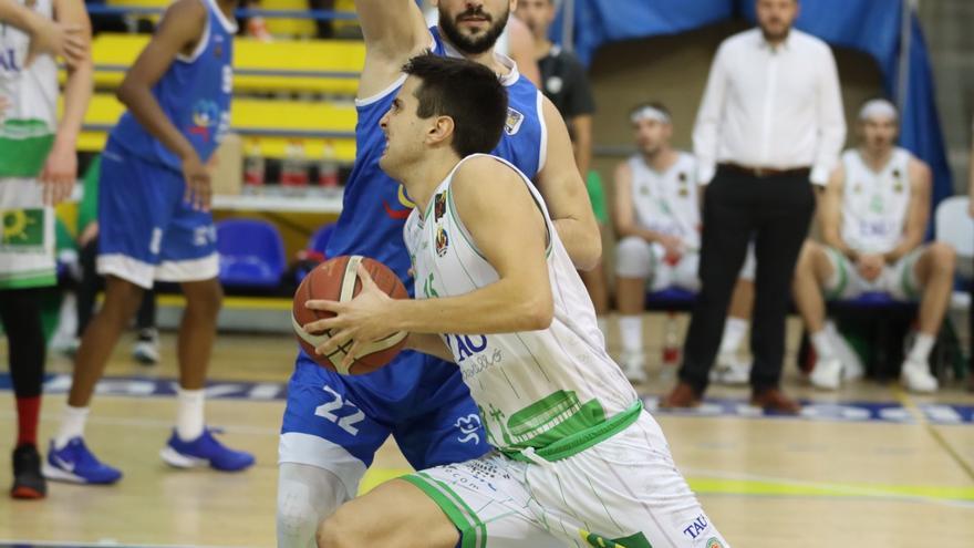 El TAU Castelló tira de casta para imponerse al Melilla con solo nueve jugadores (58-75)