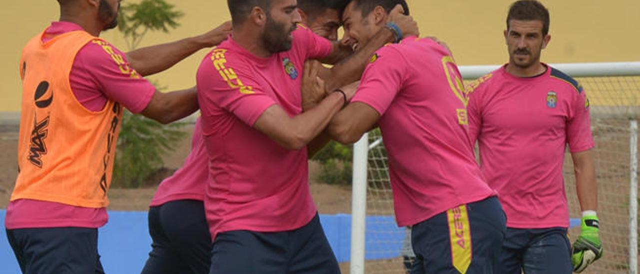 Garrido (1ºi) trata de separar a Aythami Artiles y a David Simón (d), ante la mirada del meta de la UD Javi Varas.