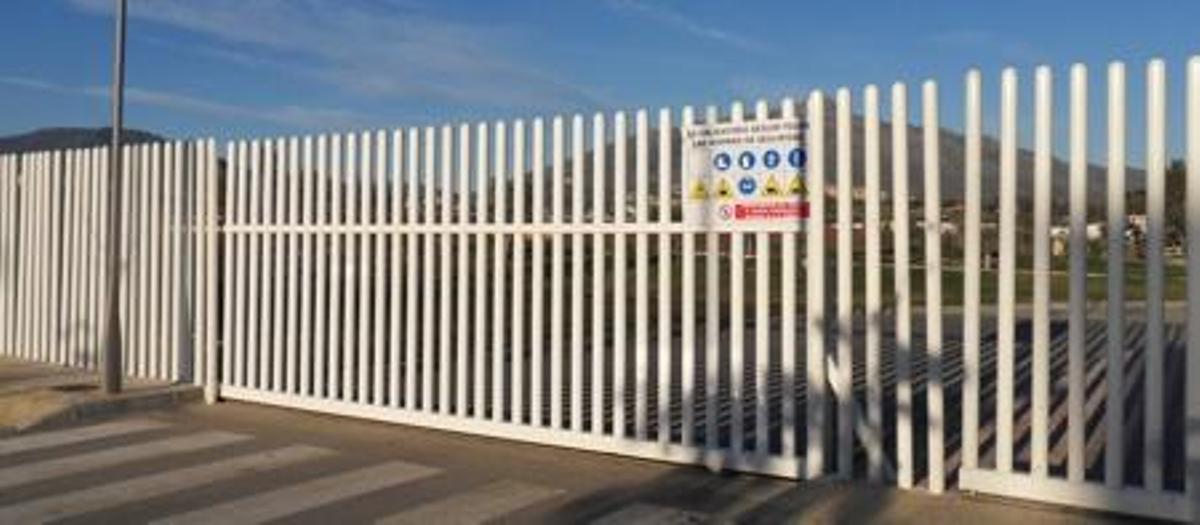 Imagen del parque forestal de Marbella, cerrado.