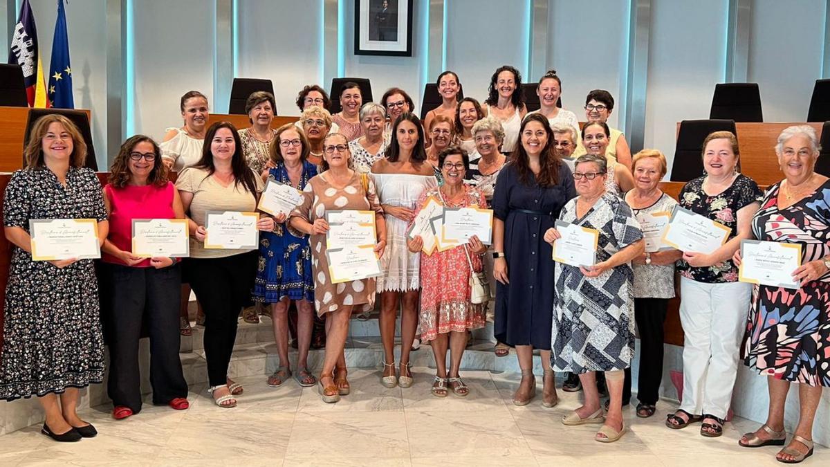 Los alumnos posan con la consellera y sus diplomas, ayer en el Consell de Eivissa. | CIE