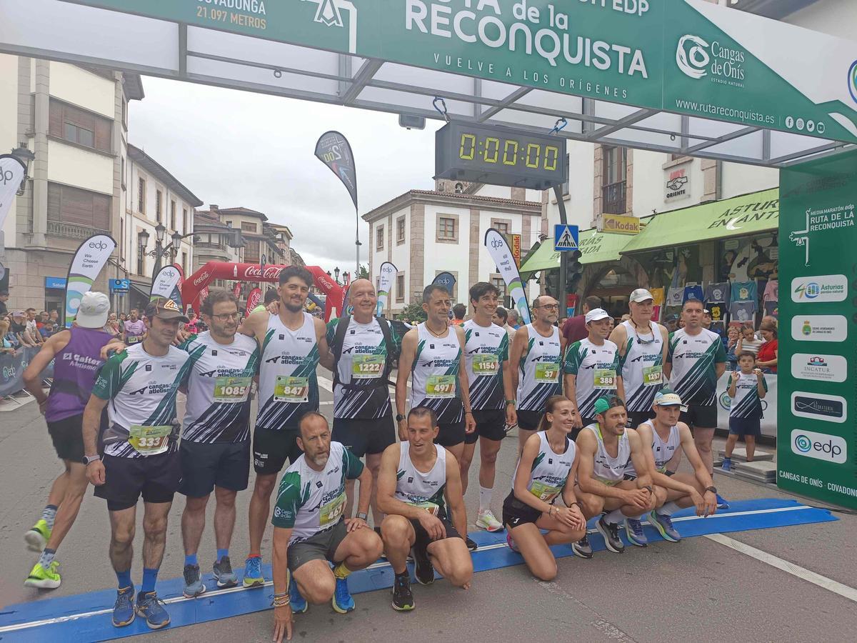 Integrantes del Cangas de Onís Atletismo en la pasada edición.