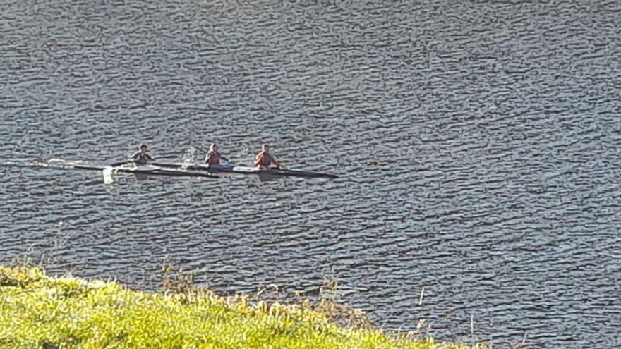 Los clubes de piragüismo intensifican sus entrenamientos en el embalse de Tanes