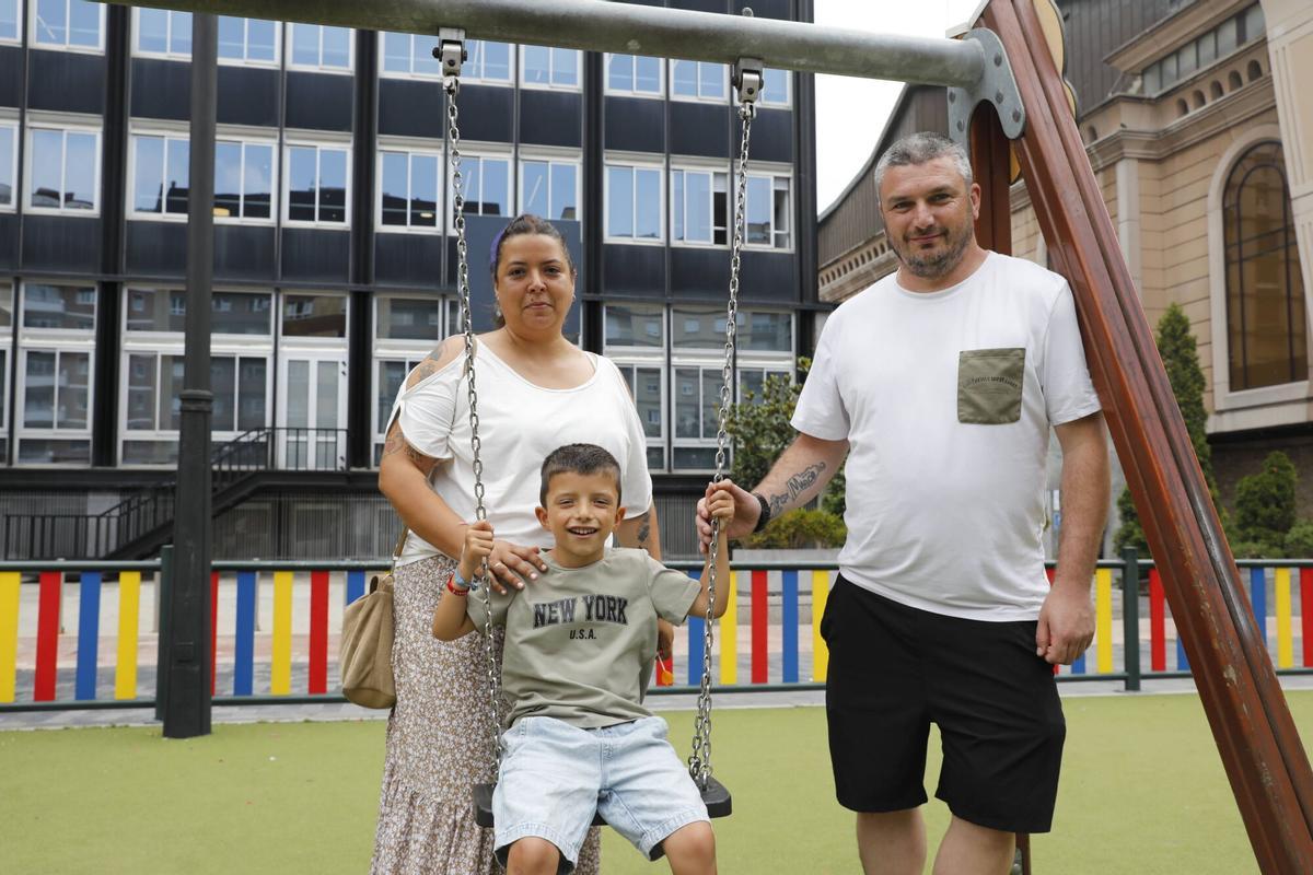 Oviedo. Gael Oubel Moreno, que sufre una enfermedad rara: el síndrome de Nooan, con sus padres Adriana y Luis