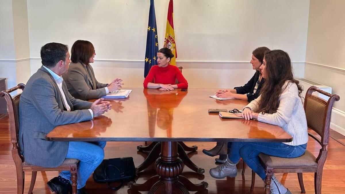 La ministra de Juventud e Infancia, Sira Rego, en un encuentro con la consejera de Bienestar Social, Igualdad, Juventud, Infancia y Familias del Gobierno de Canarias, Candelaria Delgado.