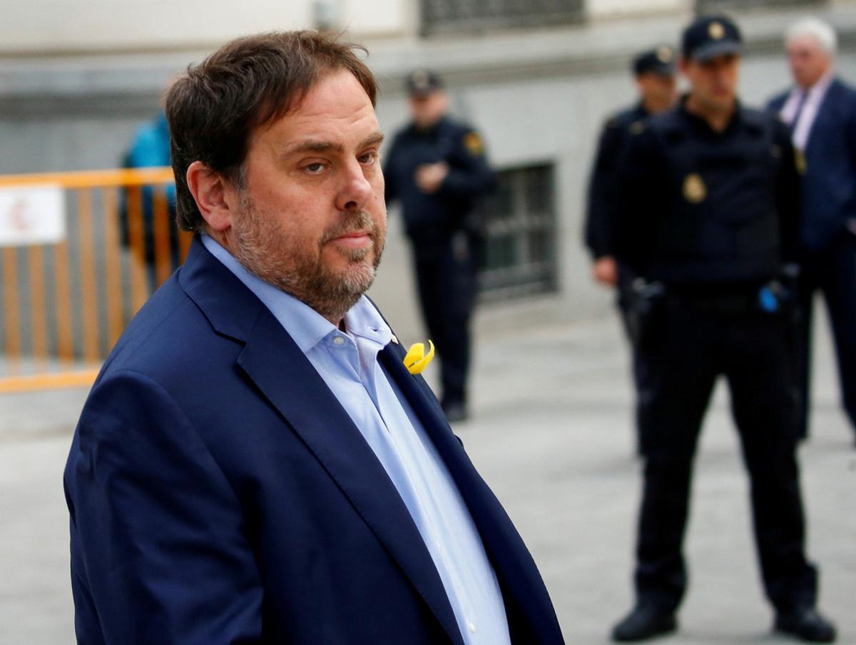 FILE PHOTO: Dismissed Catalan vice president Oriol Junqueras  arrives to Spain’s High Court after being summoned to testify on charges of rebellion, sedition and misuse of public funds for defying the central government by holding a referendum on secession and proclaiming independence, in Madrid, Spain, November 2, 2017.  REUTERS/Javier Barbancho/File Photo