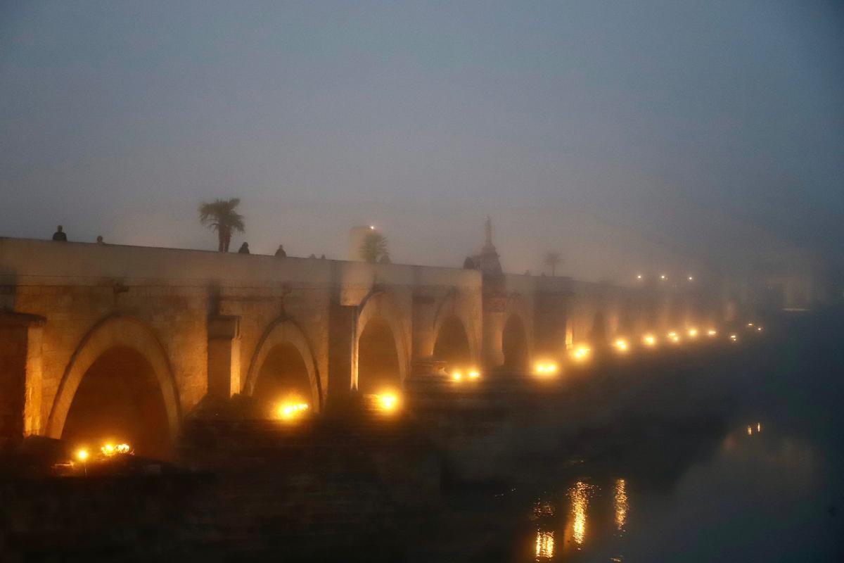 El Puente Romano de Córdoba bajo la niebla, la mañana de este miércoles, 7 de diciembre, poco después de las 07.00 horas.