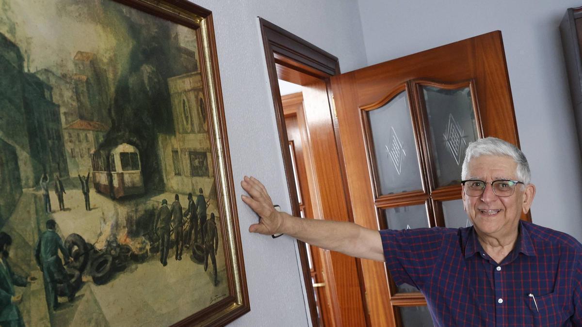Jesús Ángel Fernández ante la copia del cuadro de Basterrechea.