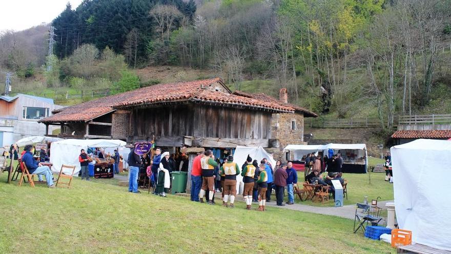 Vista del Museo Etnográfico quirosano, escenario del mercáu, en un edición anterior. |