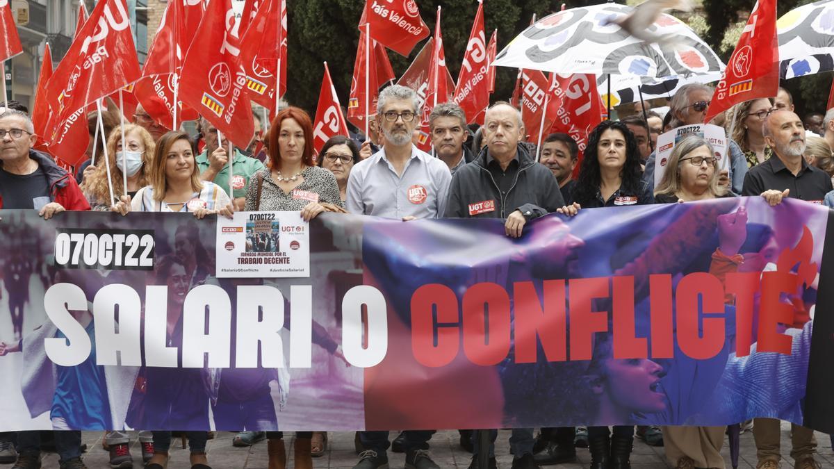 Protestas de los sindicatos frente a la sede de la CEV esta mañana.