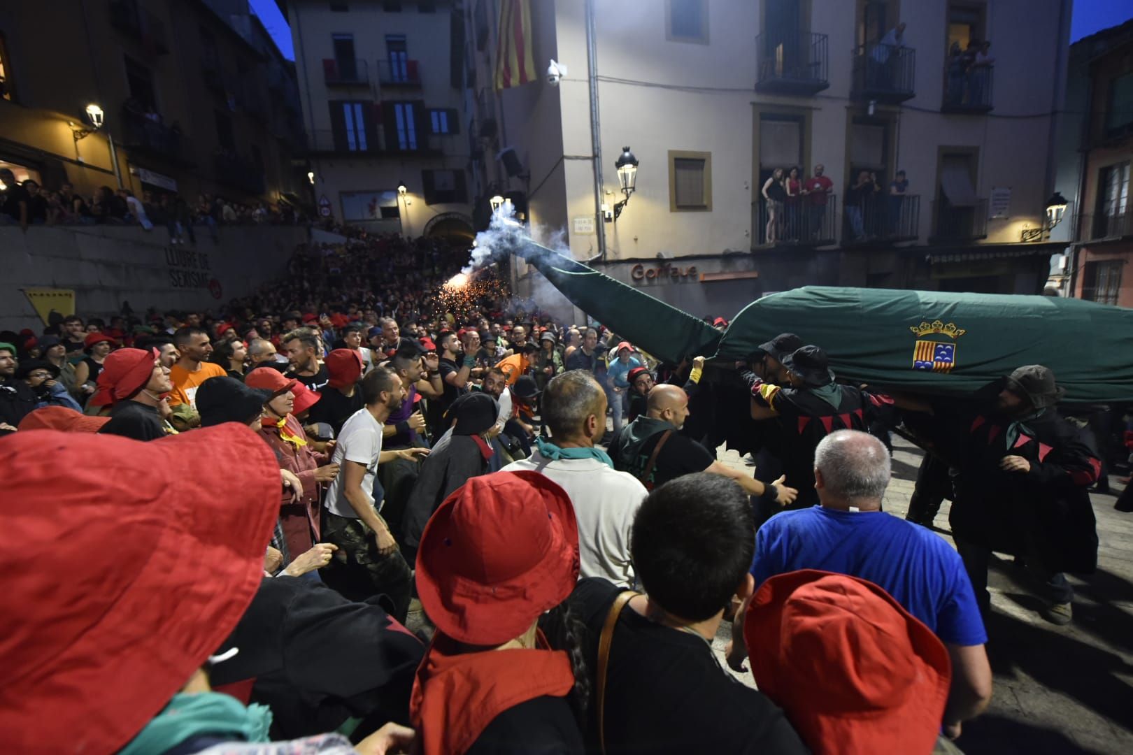 Berga inicia el passacarrers del vespre de Patum enmig d'una gran cridòria