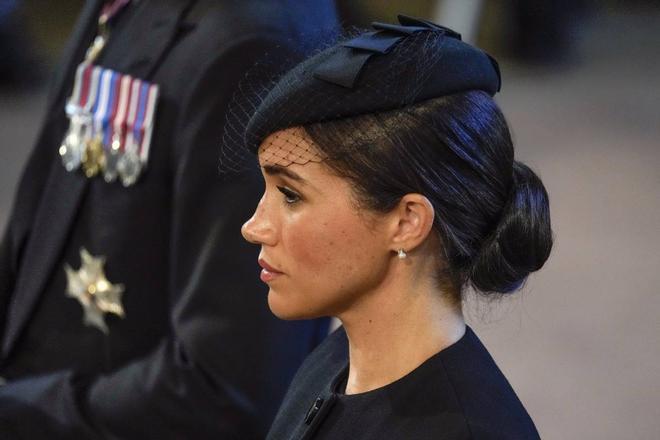 Meghan Markle con los pendientes que le regaló Isabel II cuando se casó