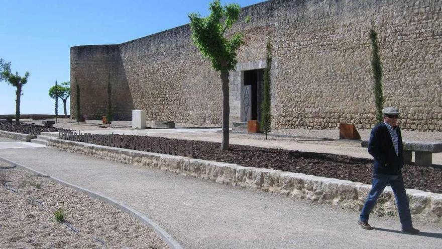 Un vecino pasea junto al antiguo Alcázar, monumento que se pretende potenciar como centro turístico.