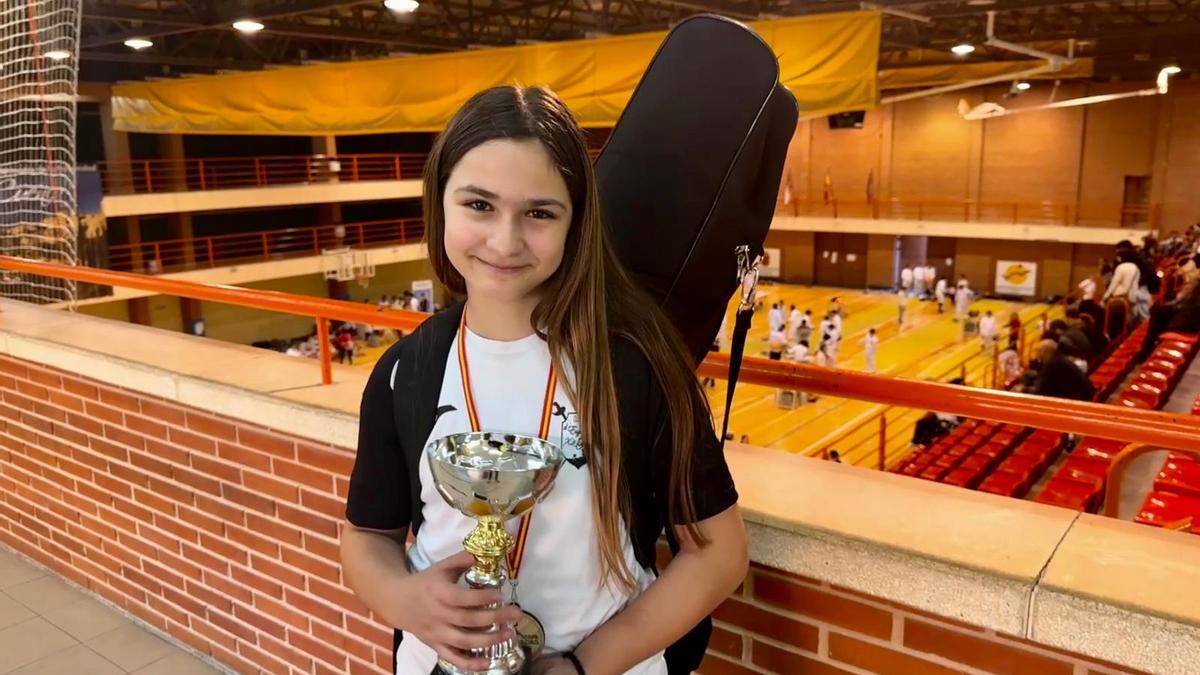 Anna Gallego, del Esgrima Xàtiva, con los trofeos y medallas en el Torneo de Castilla La Mancha.