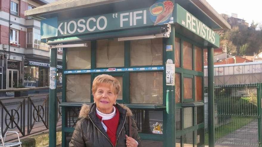 Josefina Iglesias Arias, &quot;Fifi&quot;, ante su kiosco, ya cerrado.