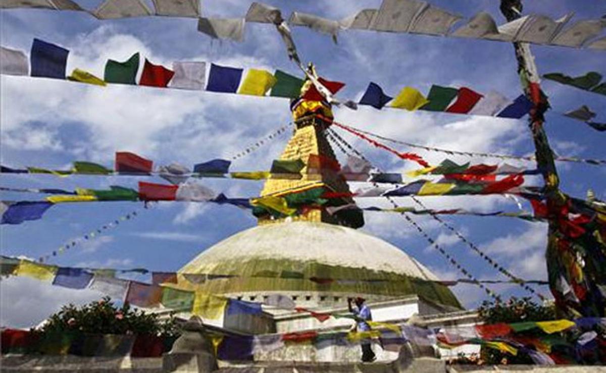 Un exiliat tibetà resa a l’Estupa Bouddha per commemorar el ’Dia de la Democràcia’ a Kàtmandu (Nepal).