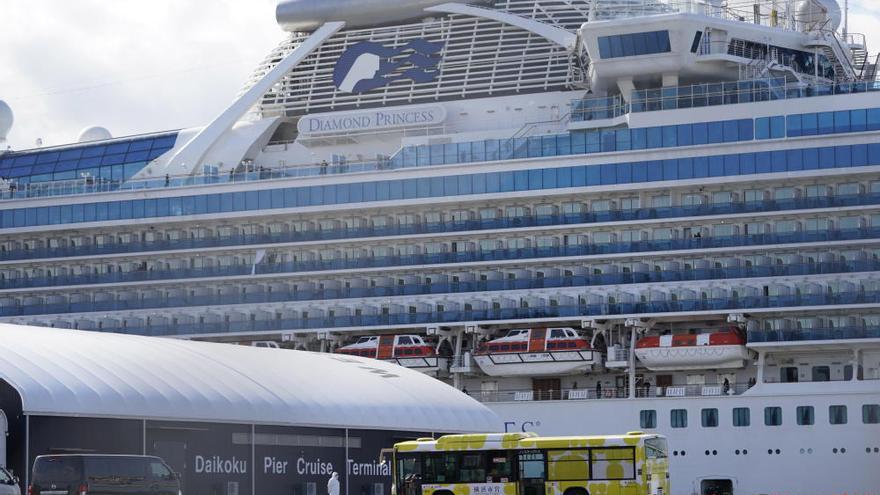 Mueren por coronavirus dos pasajeros del crucero anclado en Japón