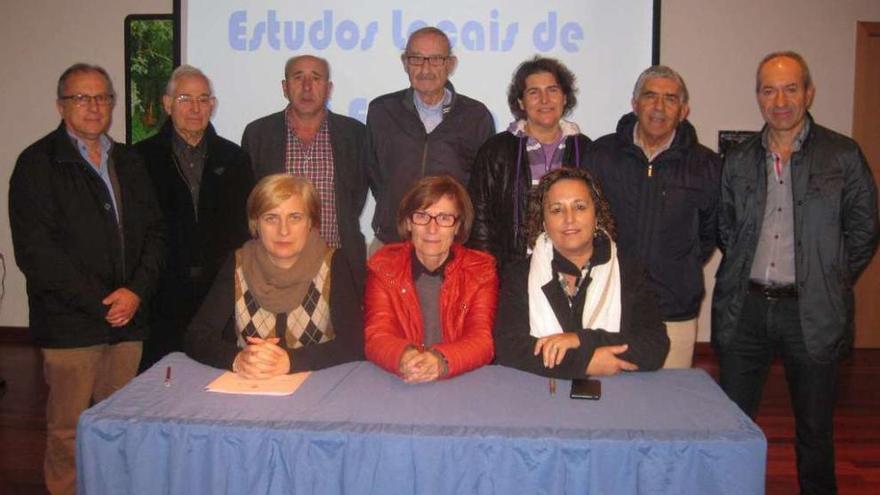 Miembros de la nueva directiva del Seminario de Estudos Locais de A Estrada, en la noche del lunes.