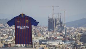 La nueva camiseta del FC Barcelona ha sobrevolado la ciudad condal