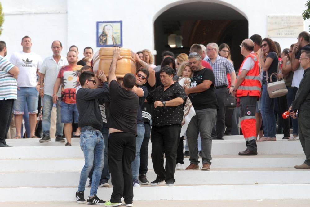 Entierro de Rosa, a la que mató en su casa de Cartagena su ex, que se desplazó desde Málaga