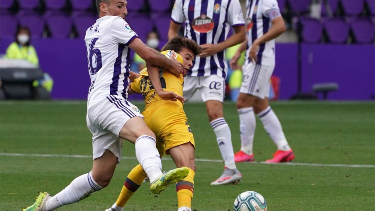 Riqui Puig disputa el balón con Fede San Emeterio durante el Real Valladolid-Barça de La Liga 2019/20