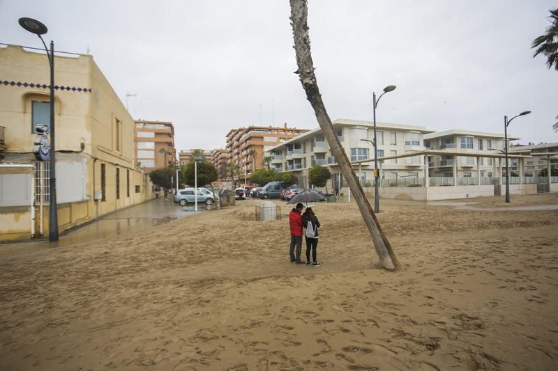 Temporal de lluvia: las mejores imágenes del paseo marítimo de València cubierto de arena