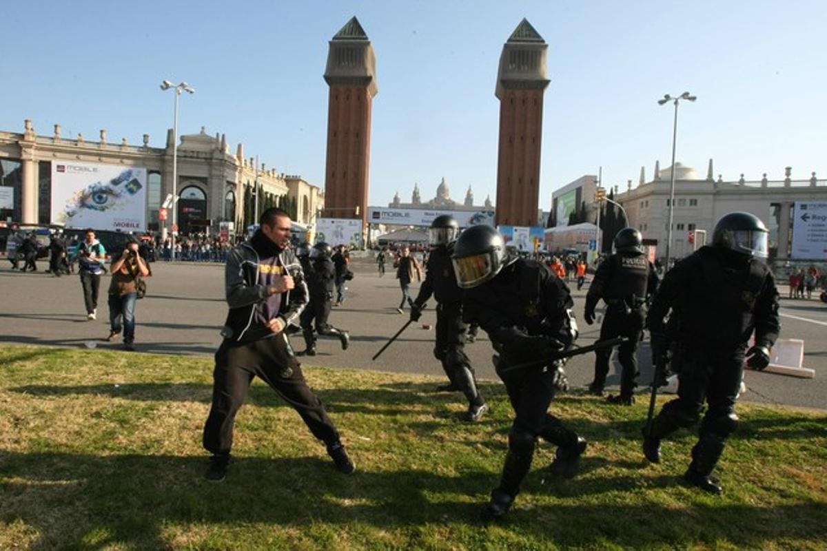 Enfrontament entre policies i manifestants a la plaça d’Espanya. Enfrontament entre policies i manifestants a la plaça d’Espanya.
