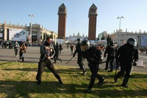 Enfrontament entre policies i manifestants a la plaça d’Espanya.