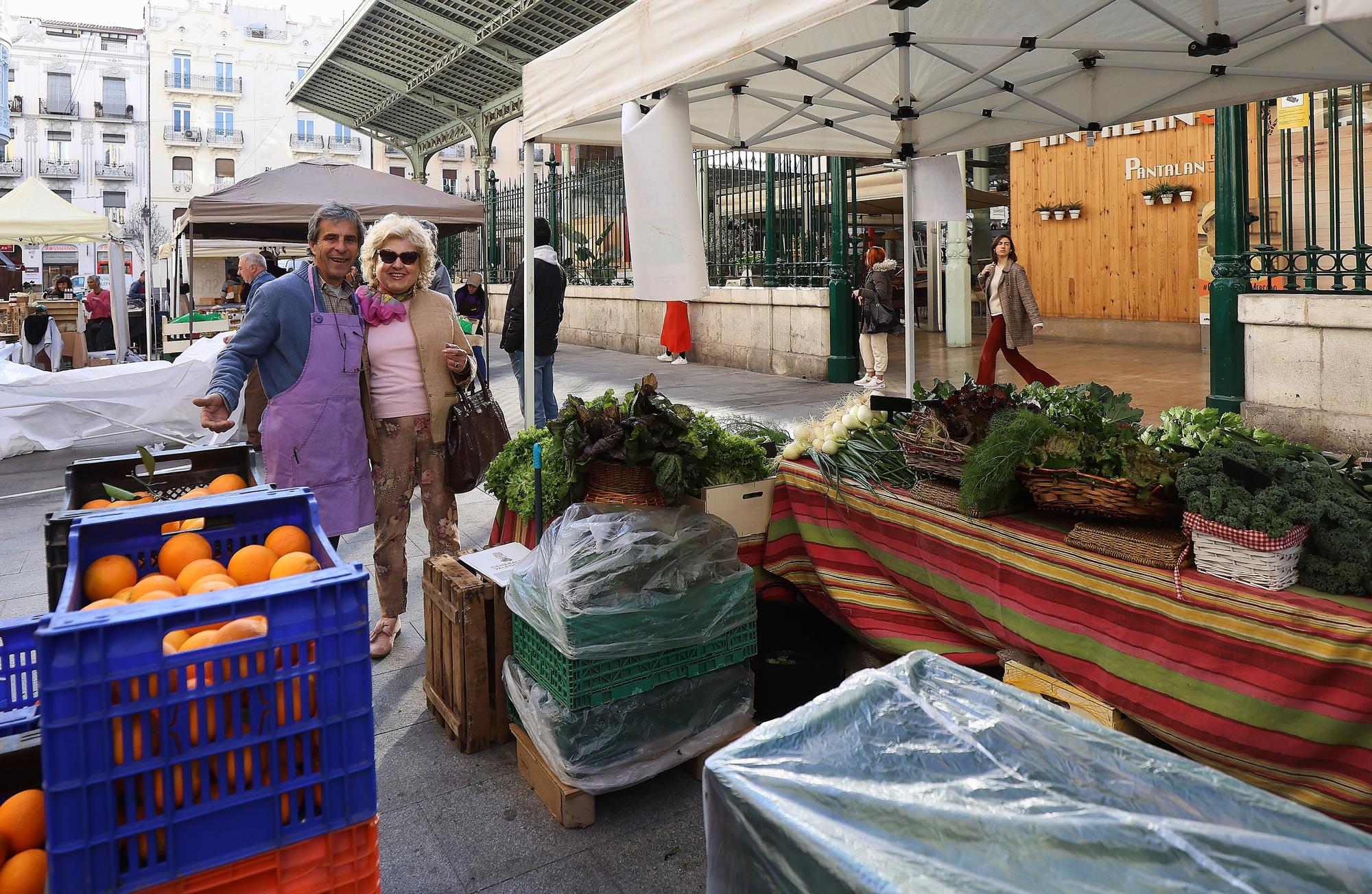Mercadillo de frutas y verduras de huerta junto al mercado de Colón