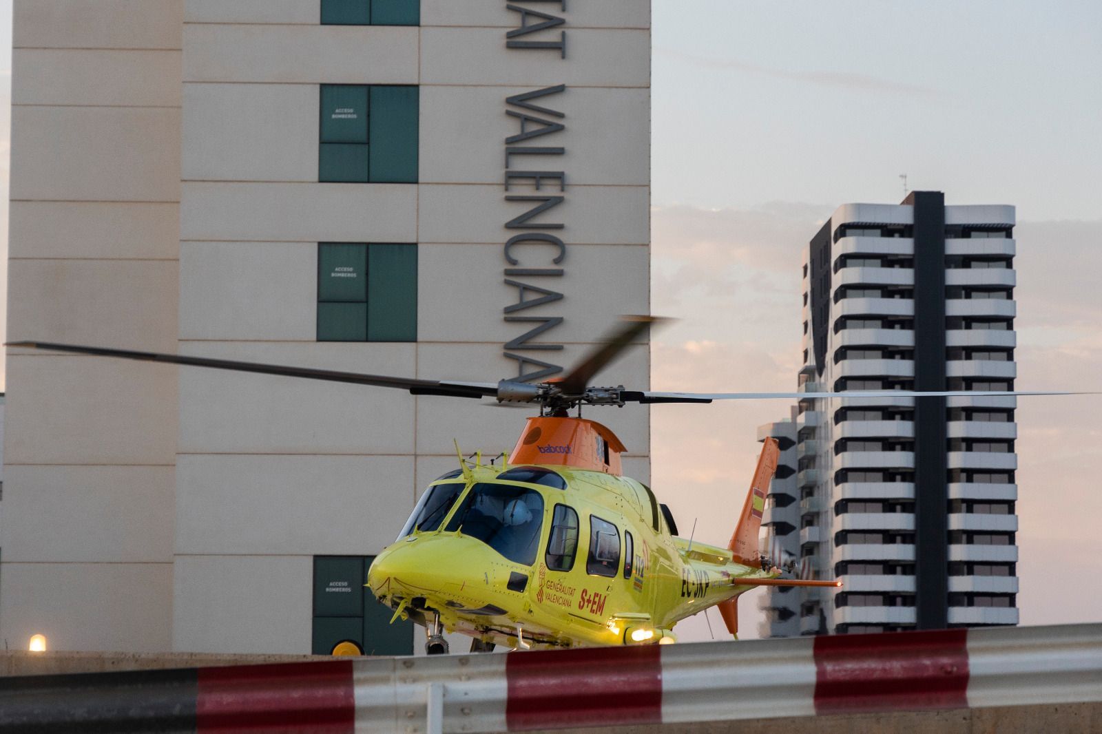 Fotos: El traslado al hospital de los pasajeros del tren heridos en el incendio de Bejís