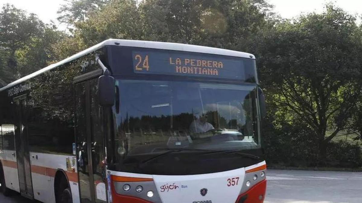Un autobús de Emtusa circulando por la zona rural de Gijón.