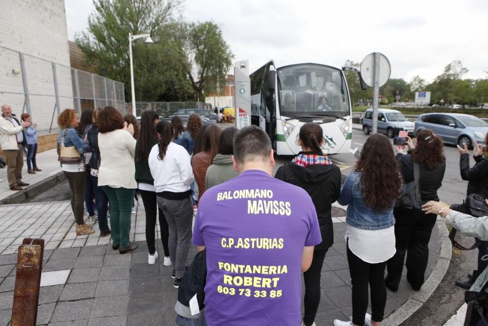 Llegada a Gijón de las jugadoras del Mavi