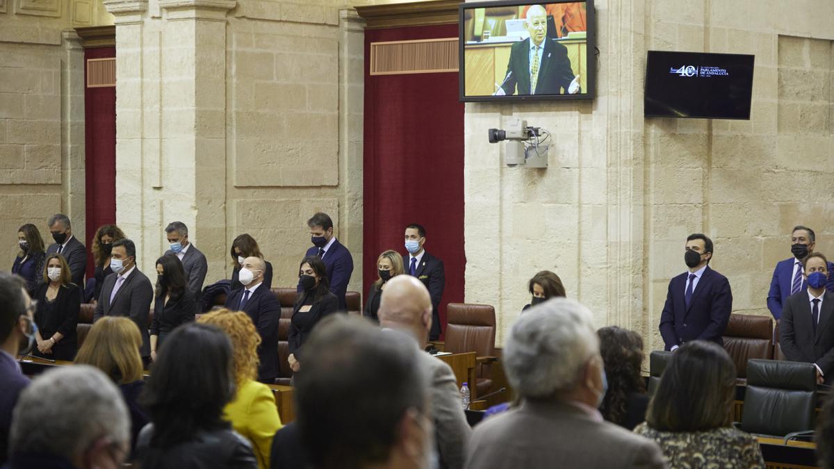 Minuto de silencio en el Parlamento de Andalucía, ante la imagen de Javier Imbroda.