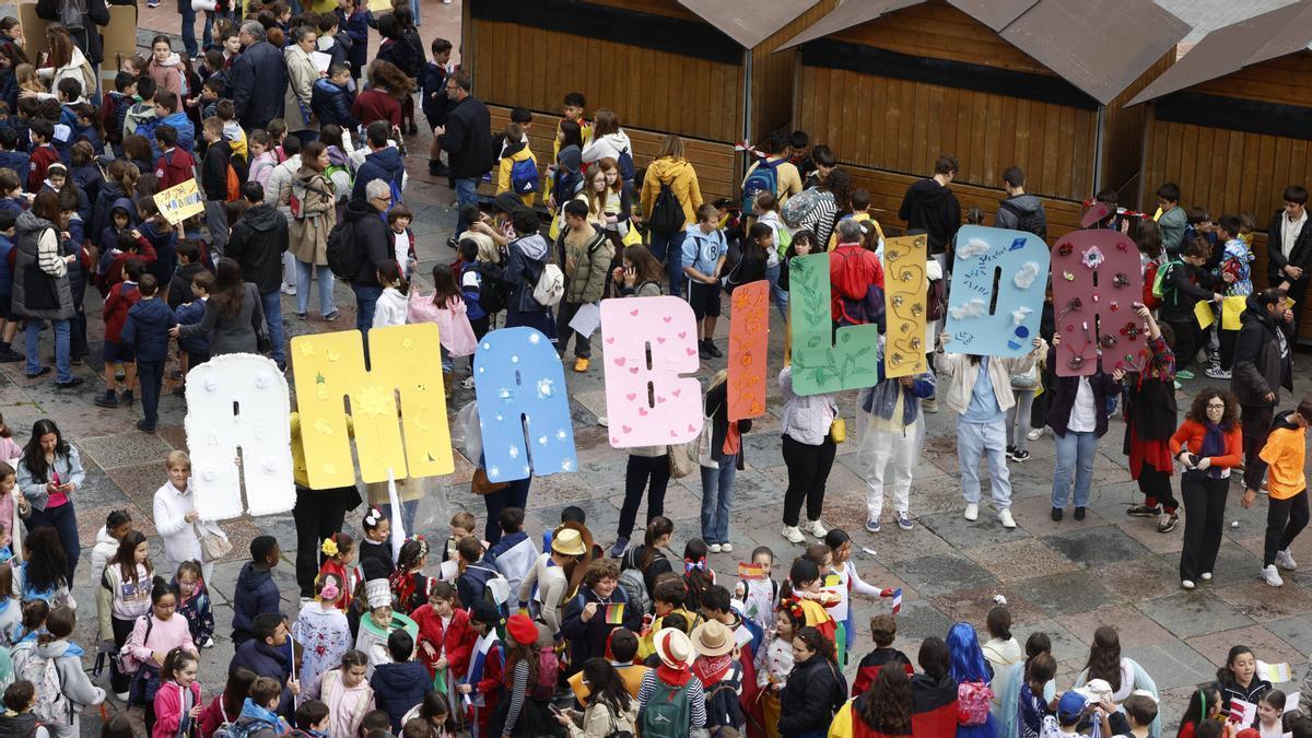 Oviedo moviliza a cerca de 2.500 escolares en una gran Marcha por la Amabilidá