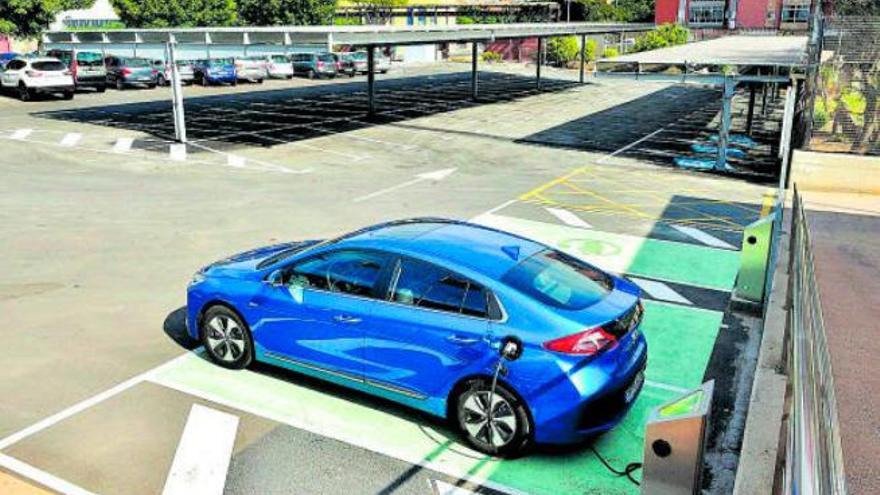 Un turismo eléctrico estacionado y recargando las baterías.