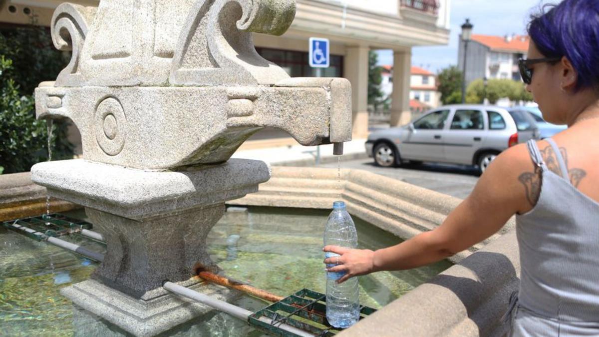 La fuente del Campo da Feira Vello vierte un hilo de agua. |   // BERNABÉ/A.A.