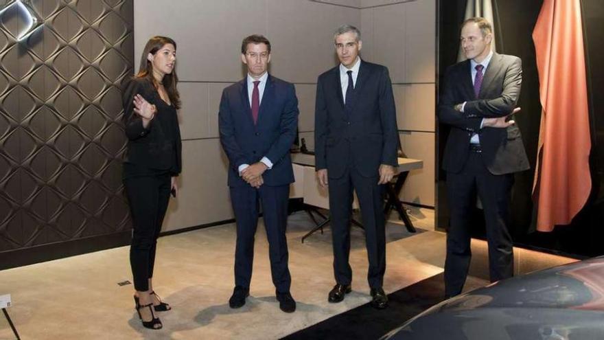 Núñez Feijóo, Francisco Conde y Yann Martin (director de PSA-Vigo), ayer, en el centro DS World de París.