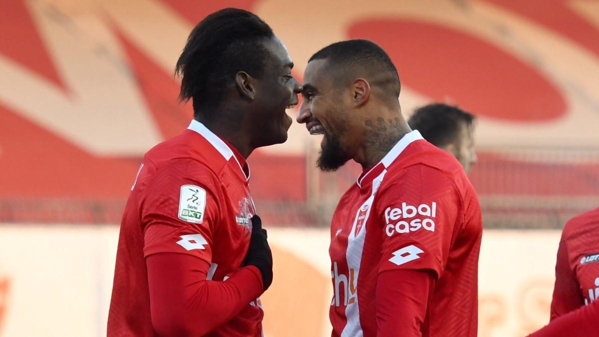 Balotelli y Kevin-Prince Boateng, celebrando un gol con el Monza