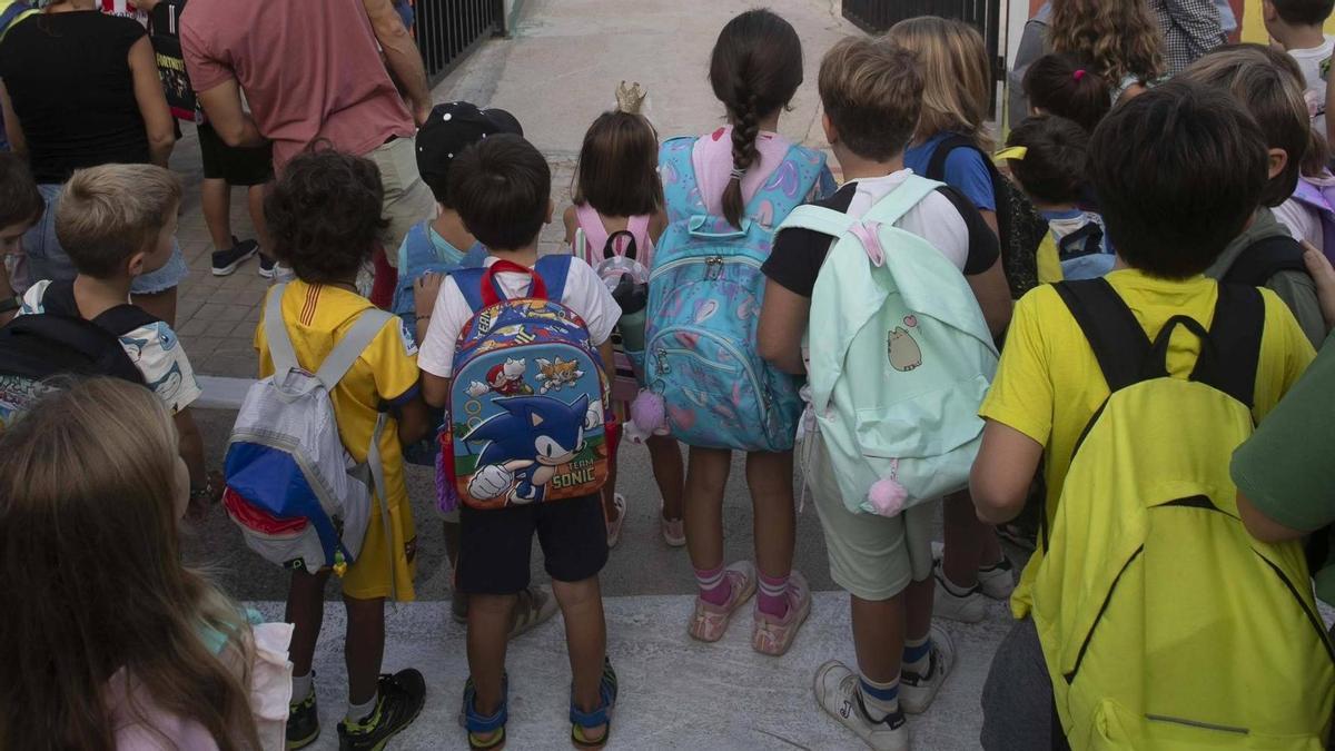 Niños a la puerta de un colegio de Sagunt.