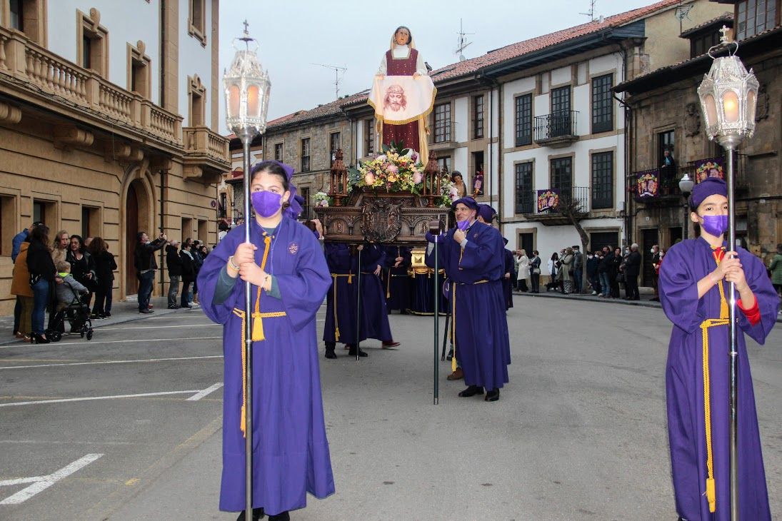 Pasión y devoción en el Desenclavo y en la Procesión del Santo Entierro en Villaviciosa.