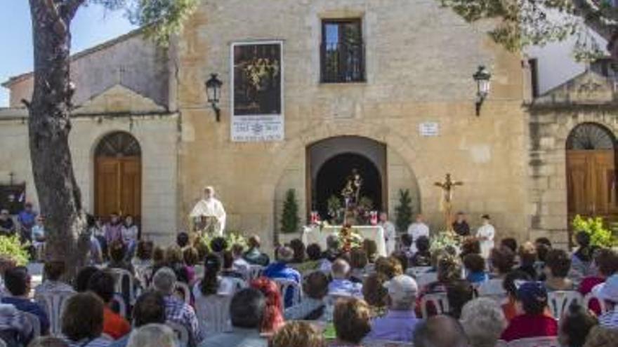 La jornada contó con una misa celebrada al aire libre.