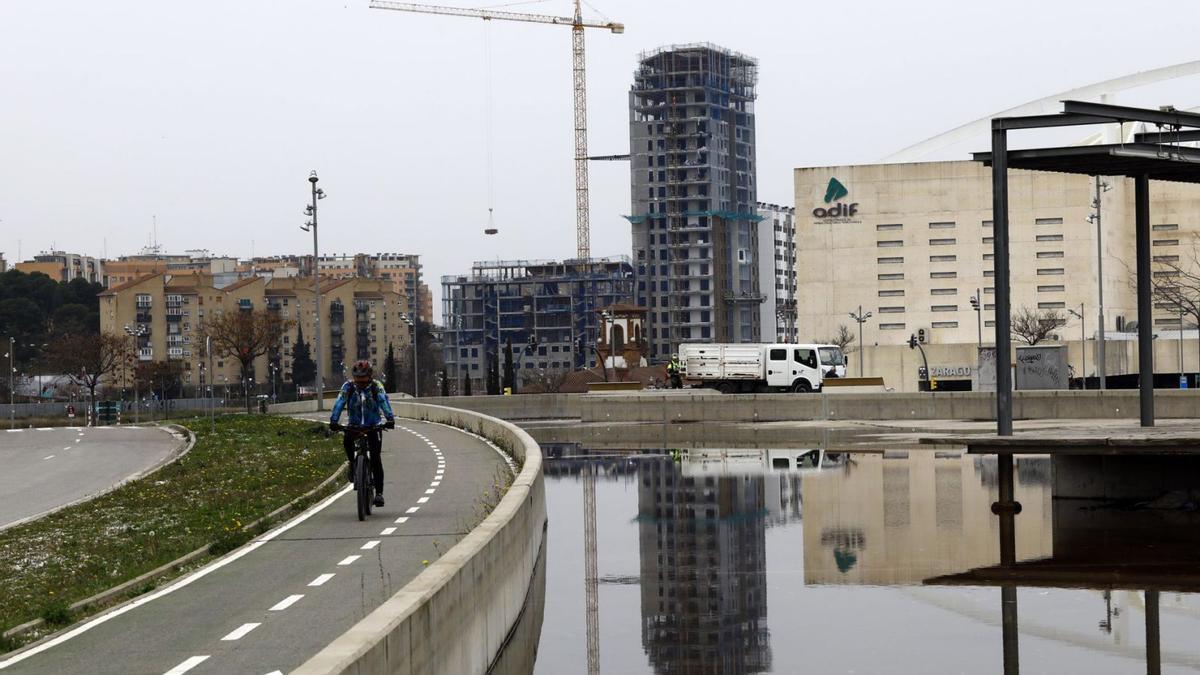 El edificio Torre Zaragoza, con 106 metros de altura, está casi terminado tras 3 años de obras. | JAIME GALINDO