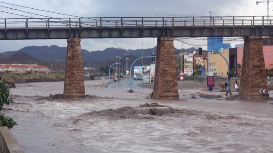 Advierten del peligro de aparcar en las ramblas ante las fuertes lluvias