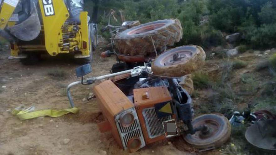 Un agricultor de La Font salva su vida gracias a la barra protectora del tractor